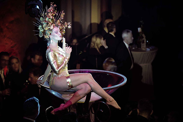 Leony la Roc ➦ Showgirl aus Köln in NRW ✓ Burlesque und Champagnerglas-Show ✓