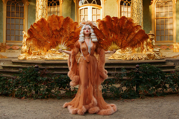 Katerina Sahara ➦ Russische Burlesque-Tänzerin aus Berlin ✓