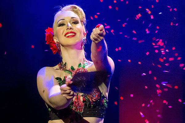 Kiki la Bise ➦ Burlesque-Tänzerin aus Berlin ✓ Burlesque und Latin-Rhythmen ✓