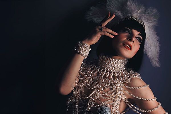 Miss Lucyfée ➦ Showgirl aus Hamburg ✓ Burlesque ✓ Martini Glas Show ✓ Feuershow ✓ Giant Disco Polesque ✓ Pole und Aerial Hoop Show ✓