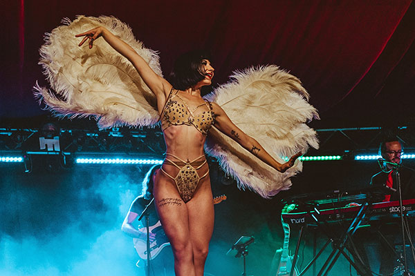 Miss Lucyfée ➦ Showgirl aus Hamburg ✓ Burlesque ✓ Martini Glas Show ✓ Feuershow ✓ Giant Disco Polesque ✓ Pole und Aerial Hoop Show ✓