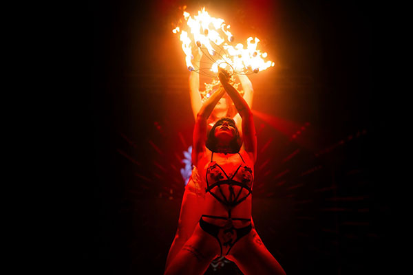 Miss Lucyfée ➦ Showgirl aus Hamburg ✓ Burlesque ✓ Martini Glas Show ✓ Feuershow ✓ Giant Disco Polesque ✓ Pole und Aerial Hoop Show ✓