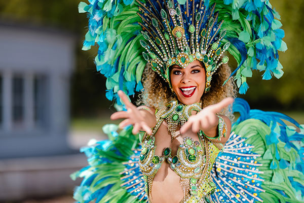 Nia Francesca ➦ Showtänzerin aus Erfurt ✓ Burlesque-Shows ✓ Live-Gesang ✓ Pole Dance ✓ Samba ✓