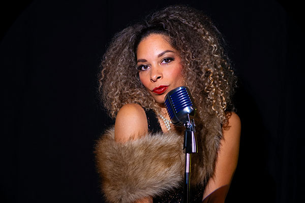 Nia Francesca ➦ Showtänzerin aus Erfurt ✓ Burlesque-Shows ✓ Live-Gesang ✓ Pole Dance ✓ Samba ✓