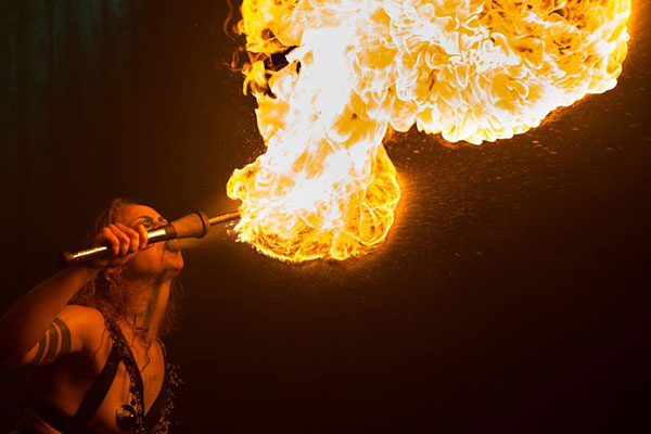 Burlesque Show mit Feuer oder eine Feuershow buchen ✓